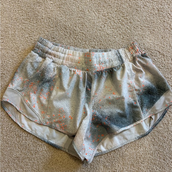 Lululemon hotty hot shorts 2.5 inch low waist size 8, fit more like a 6. - Picture 1 of 3